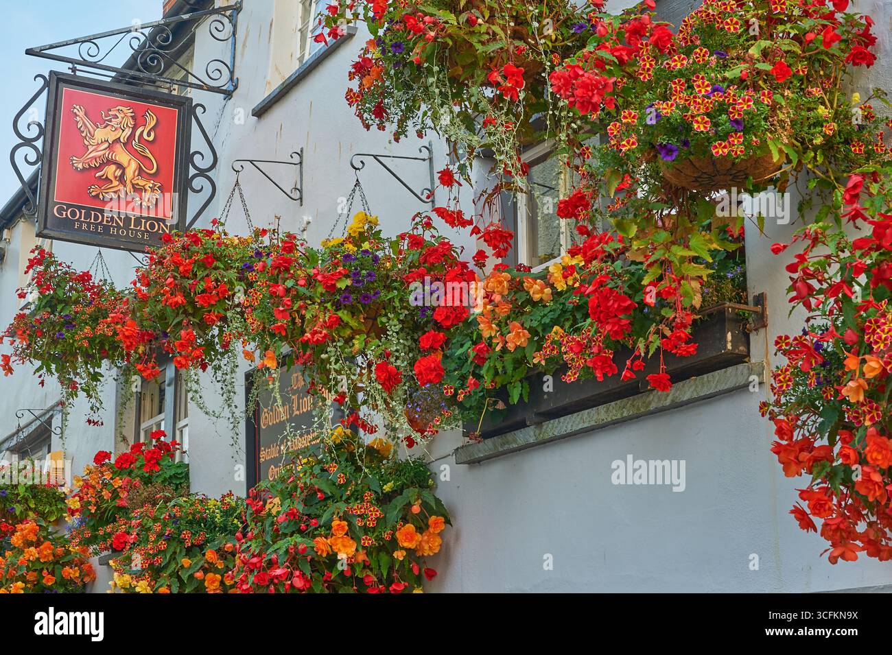 Cartello da pub per il Leone d'Oro a Padstow con vetrine colorate Foto Stock