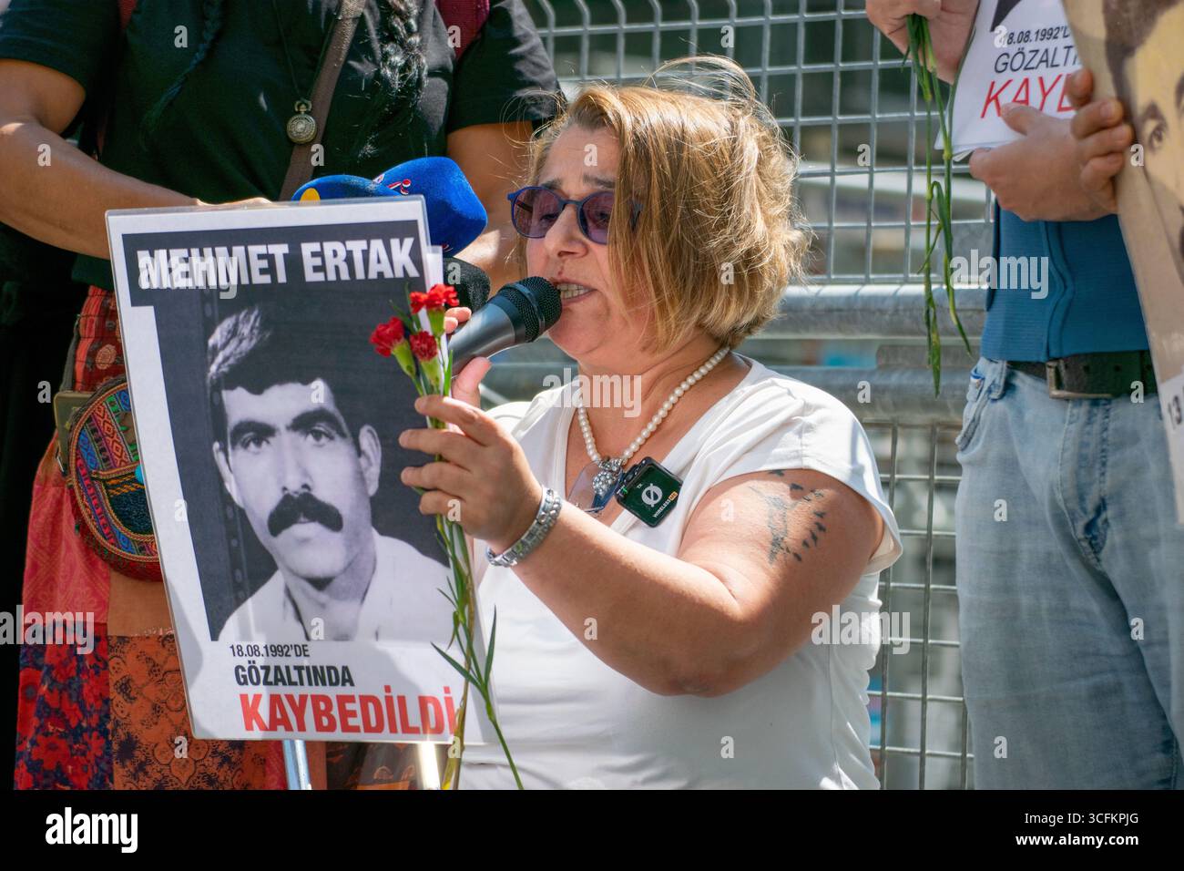 Istanbul, Istanbul, Turchia. 23 agosto 2025. Le madri del sabato hanno continuato la loro lotta per la verità e la giustizia nella 1.065a settimana della loro veglia a Galatasaray Square, dove si sono riunite dal 1995 per chiedere la responsabilità per i parenti che sono stati forzatamente scomparsi in custodia. Crediti: ZUMA Press, Inc./Alamy Live News crediti: ZUMA Press, Inc./Alamy Live News Foto Stock