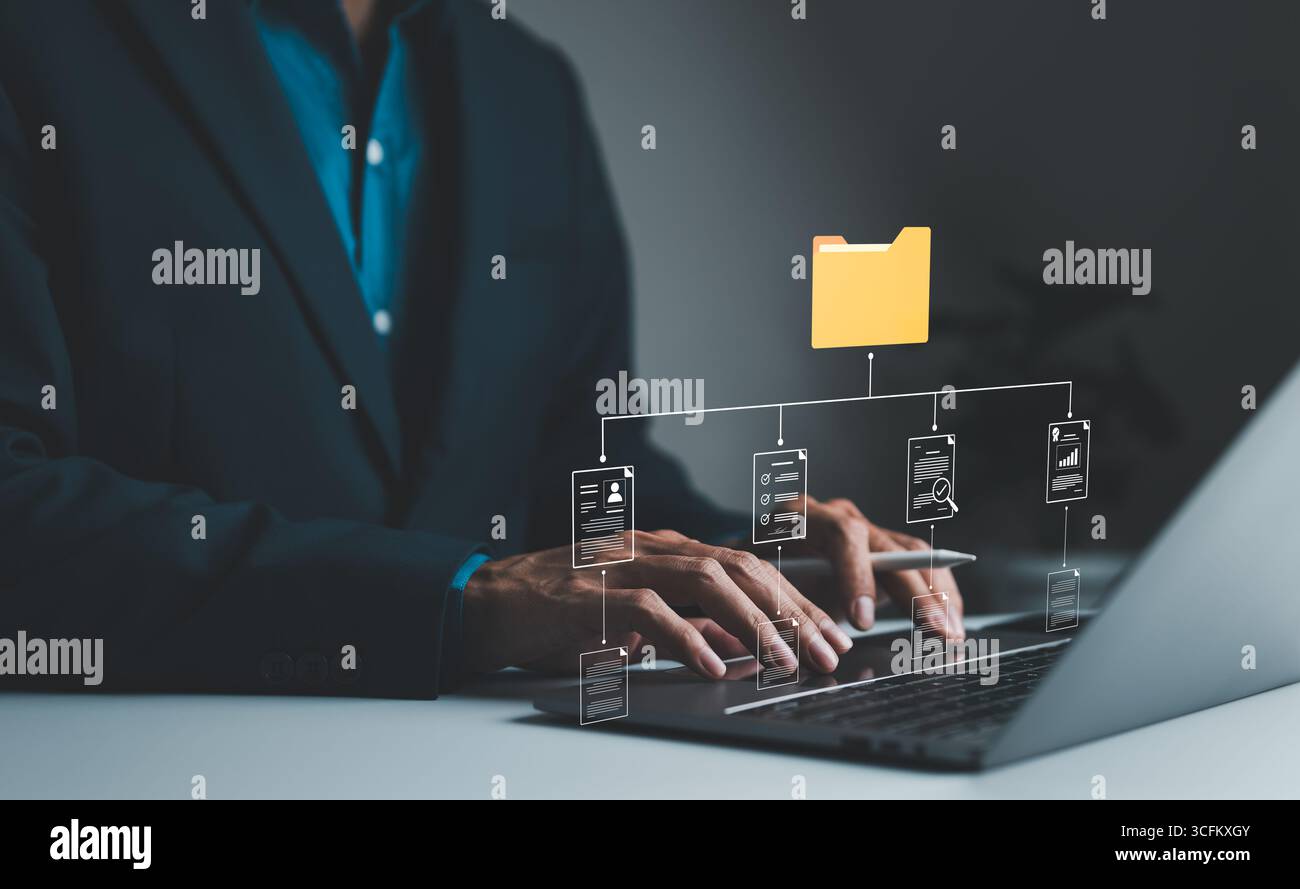 (DMS) concetto del sistema di gestione dei documenti. Uomo d'affari che utilizza un computer per gestire i file di documenti nelle cartelle. archiviazione file cartella su cloud. condividi database Foto Stock