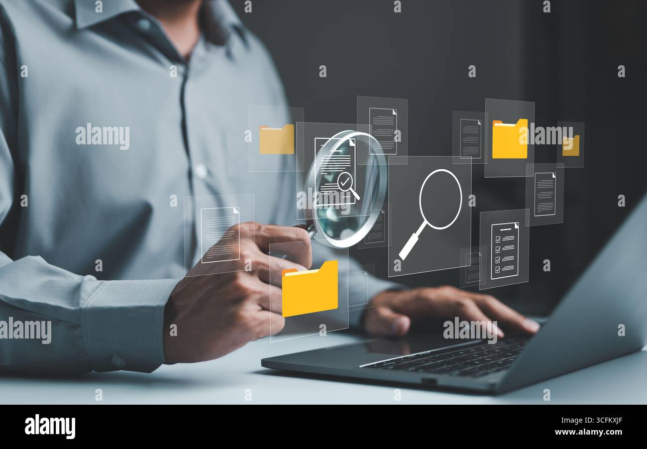 Uomo d'affari che utilizza un computer per gestire i file di documenti nelle cartelle. archiviazione file cartella su cloud. condivisione di database online, software per l'archiviazione e il compan Foto Stock