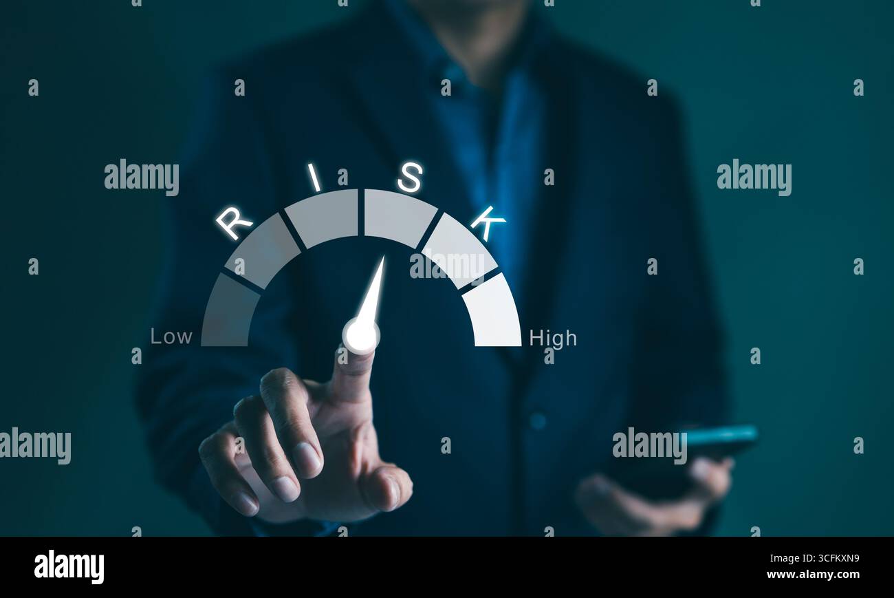 Concetto di gestione del rischio. Uomo d'affari che tocca l'indicatore del livello di rischio rating virtuale da basso ad alto per l'analisi e l'attività bancaria finanziaria. rischio di denaro Foto Stock