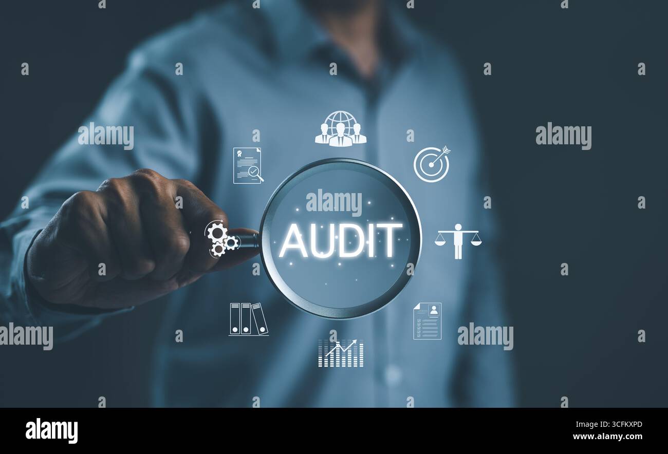Verifica del concetto aziendale. Uomo d'affari in possesso di una lente d'ingrandimento con la parola "AUDIT" e icone commerciali. Verifica per esaminare la contabilità e la finanza dell'azienda Foto Stock