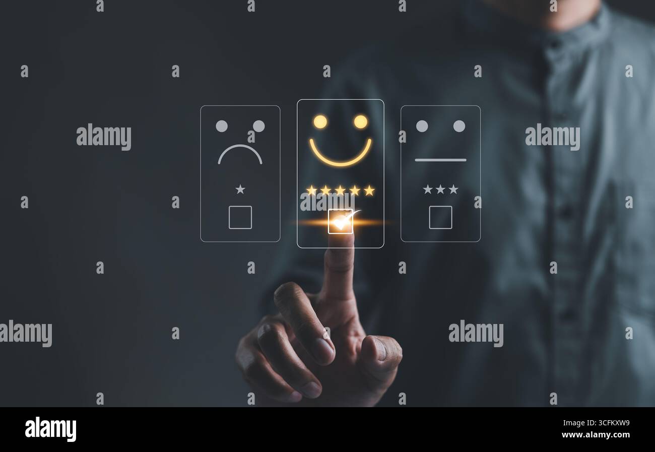 Analisi dei clienti feedback sulla soddisfazione del cliente. L'utente assegna una valutazione all'esperienza di servizio sull'applicazione online. Cliente che valuta la qualità Foto Stock