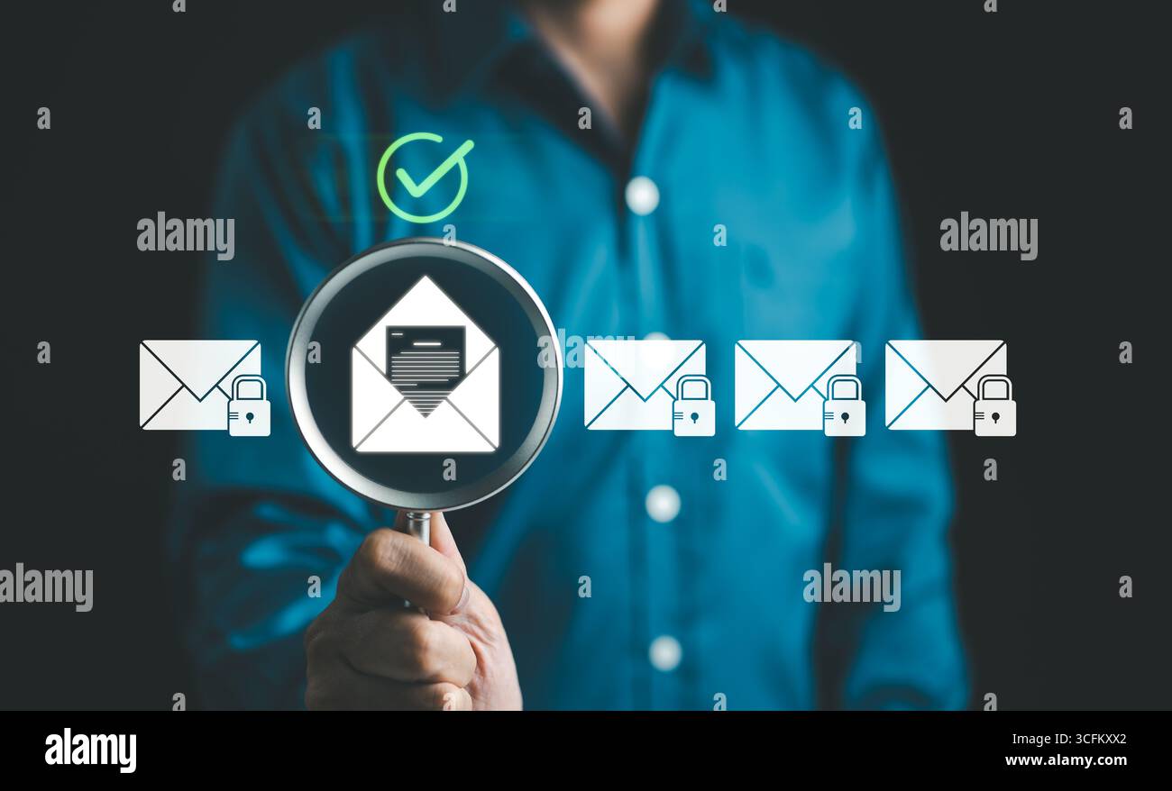 Concetto di sicurezza e-mail. Protezione della sicurezza Email da spam virus e phishing. Frode via e-mail, truffa posta, avviso virus, hacker, controlla e-mail, notifica Foto Stock