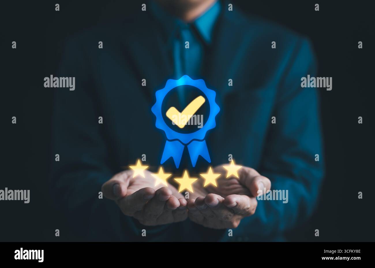 Garanzia garanzia di certificazione di controllo qualità standard. Mostra a mano il segno del servizio di qualità superiore 5 stelle, approva certificato, Foto Stock