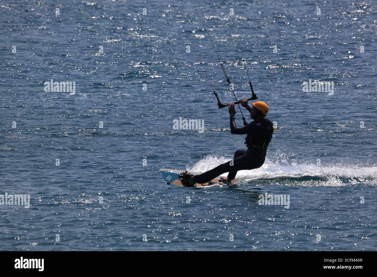 Cabedelo, Viana do Castelo, Portogallo - 21 agosto 2025: Varietà di attività di surf sulla spiaggia dell'Oceano Atlantico, kitesurf, windsurf Foto Stock
