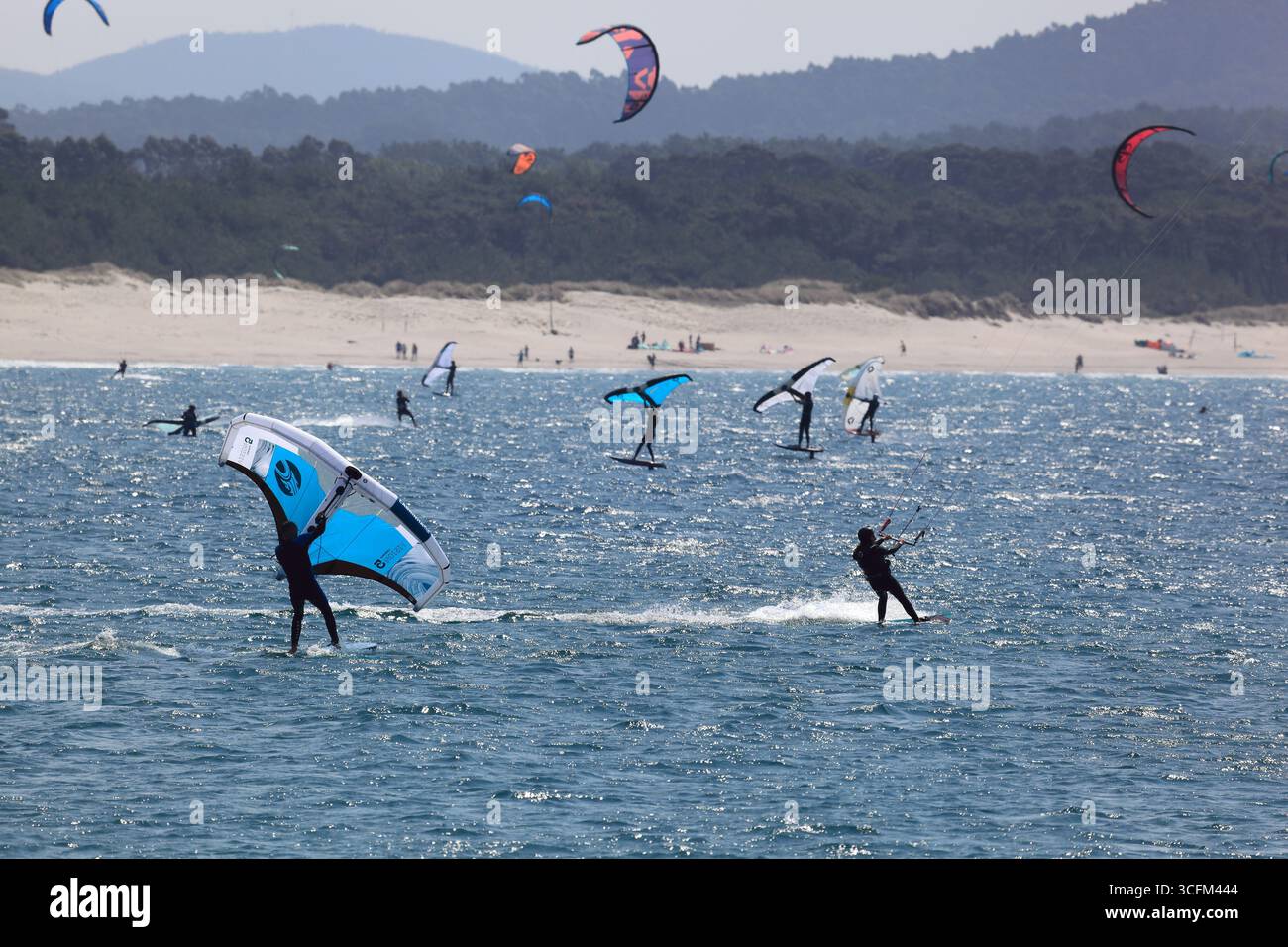 Cabedelo, Viana do Castelo, Portogallo - 21 agosto 2025: Varietà di attività di surf sulla spiaggia dell'Oceano Atlantico, kitesurf, windsurf Foto Stock