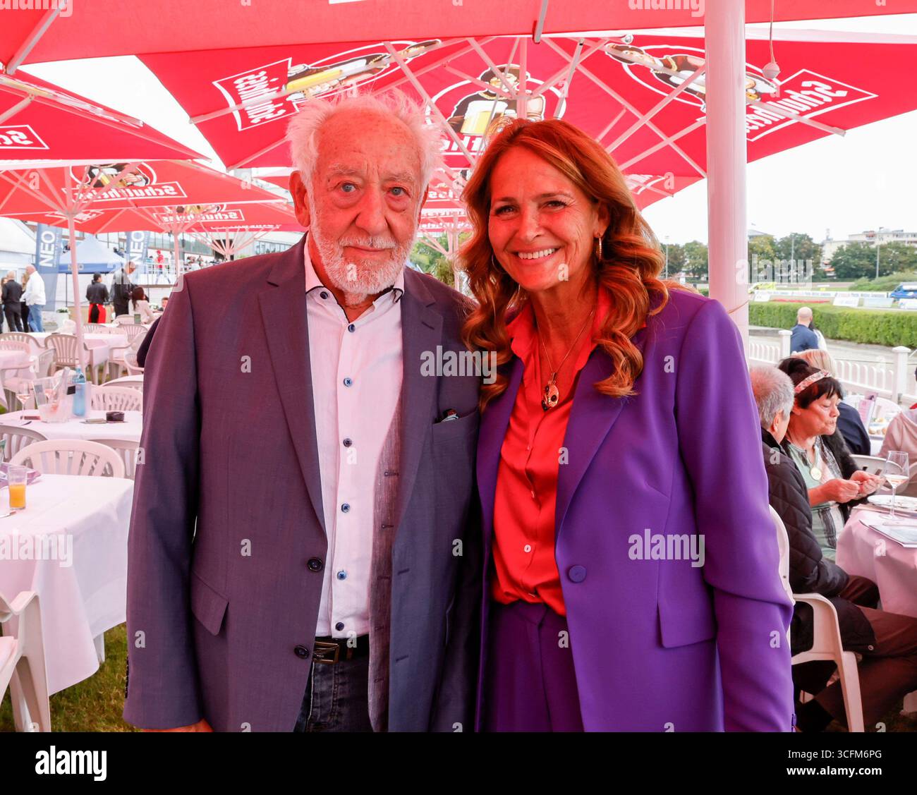 Dieter Hallervorden mit ehefrau Christiane Hallervorden bei Deutschlands Traberderby auf der Rennbahn Berlin-Mariendorf. *** Dieter Hallervorden con moglie Christiane Hallervorden al Germanys Trotting Derby all'ippodromo di Berlino Mariendorf Foto Stock
