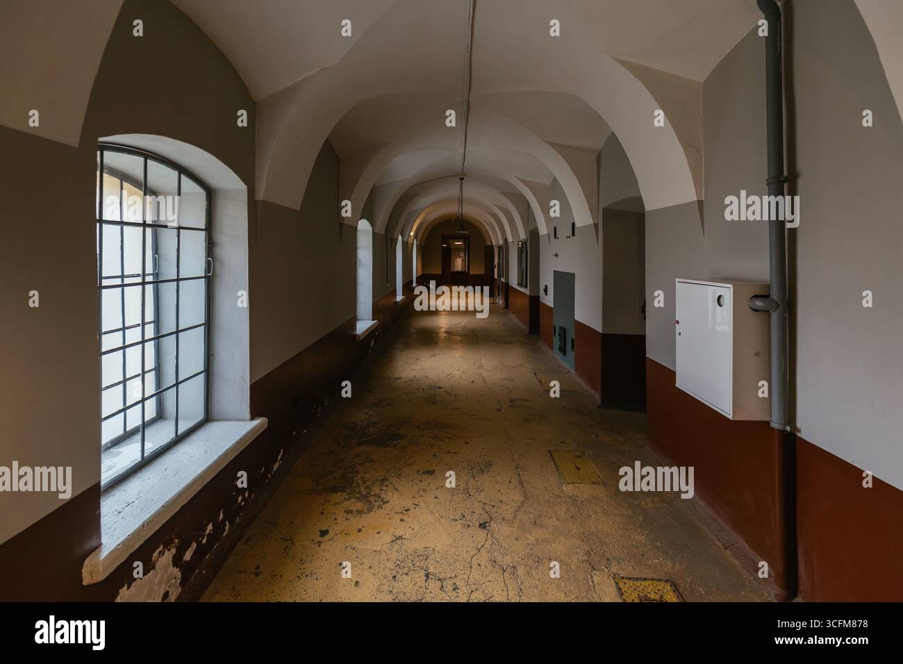 All'interno del vecchio corridoio della prigione Foto Stock
