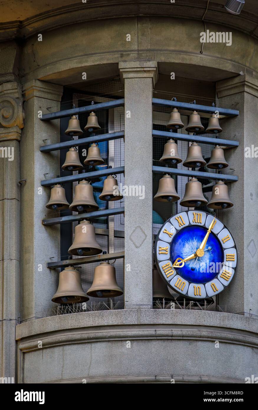 Zurigo, Svizzera - 9 aprile 2024: Orologio gioielliere KURZ e un carillon, o glockenspiel, che riproduce una melodia ogni ora su un edificio sulla Bahnhofstrasse Foto Stock