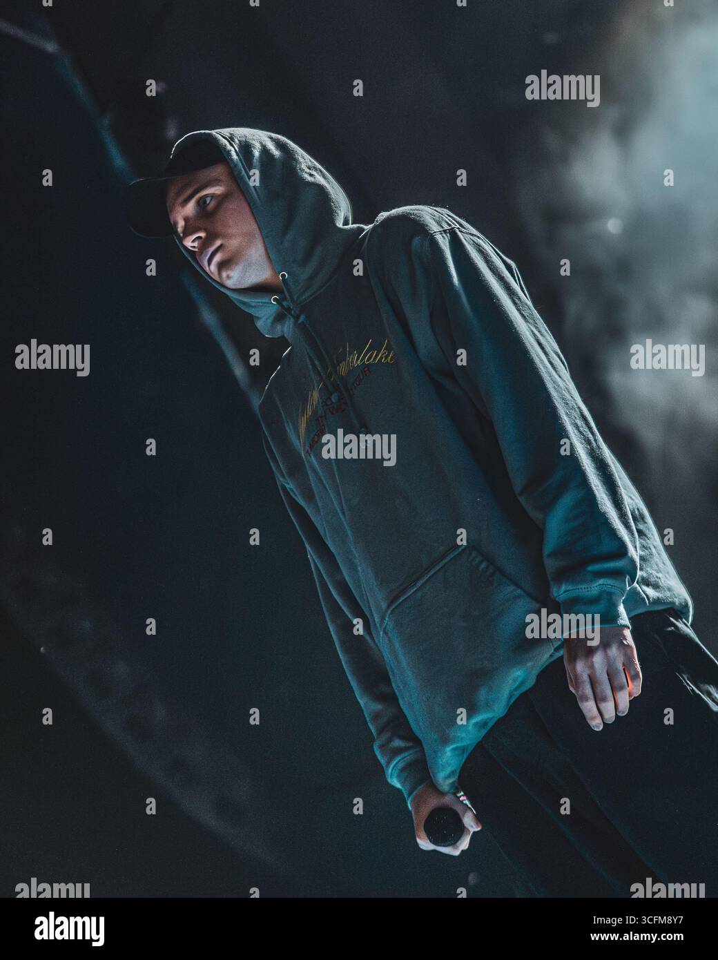 Sława, Polonia – 10-12.07.2025: Rapper Jan-rapowanie che si esibisce dal vivo sul palco durante il Rap Stacja Festival di Sława. Foto Stock