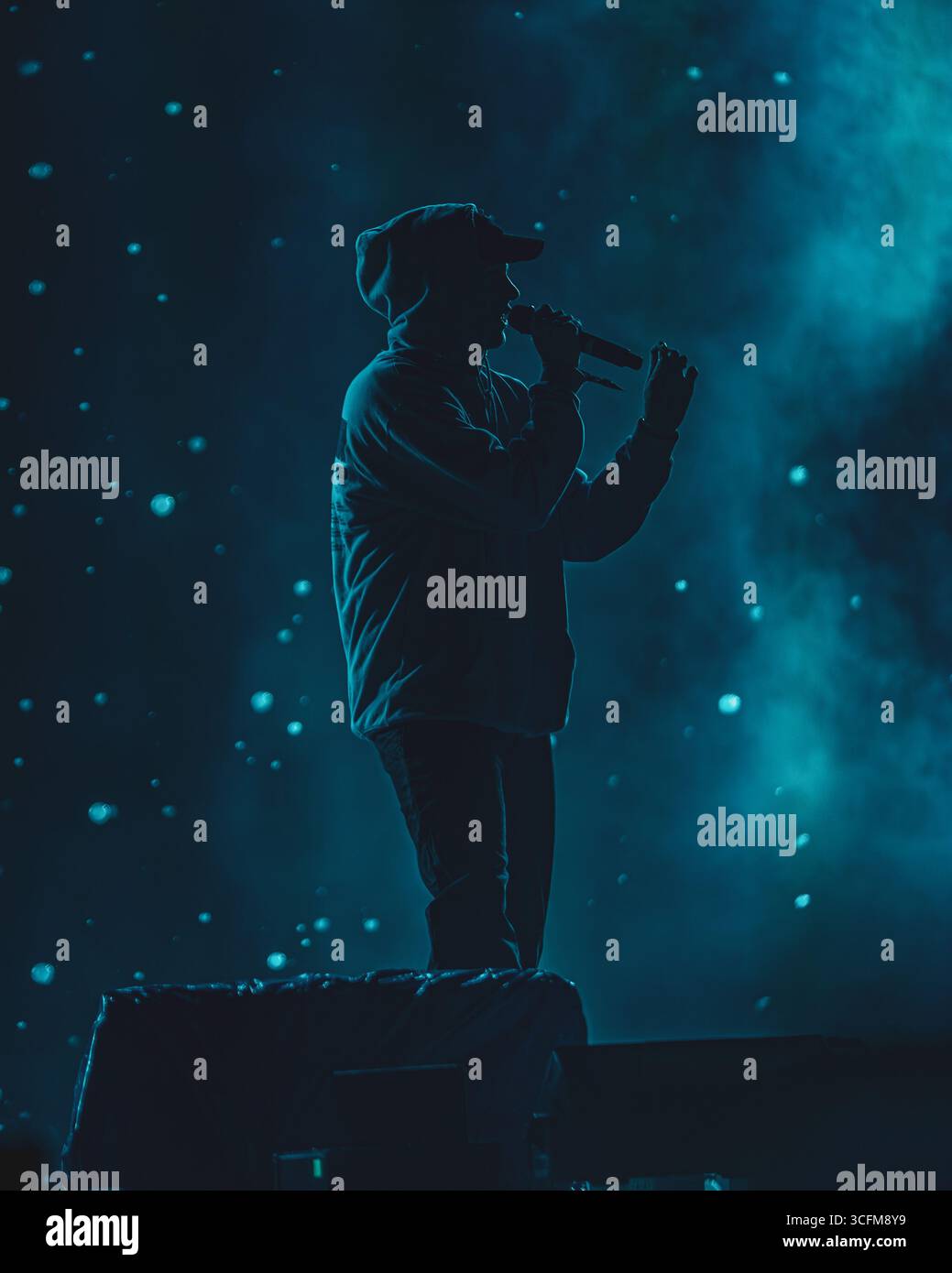 Sława, Polonia – 10-12.07.2025: Rapper Jan-rapowanie che si esibisce dal vivo sul palco durante il Rap Stacja Festival di Sława. Foto Stock