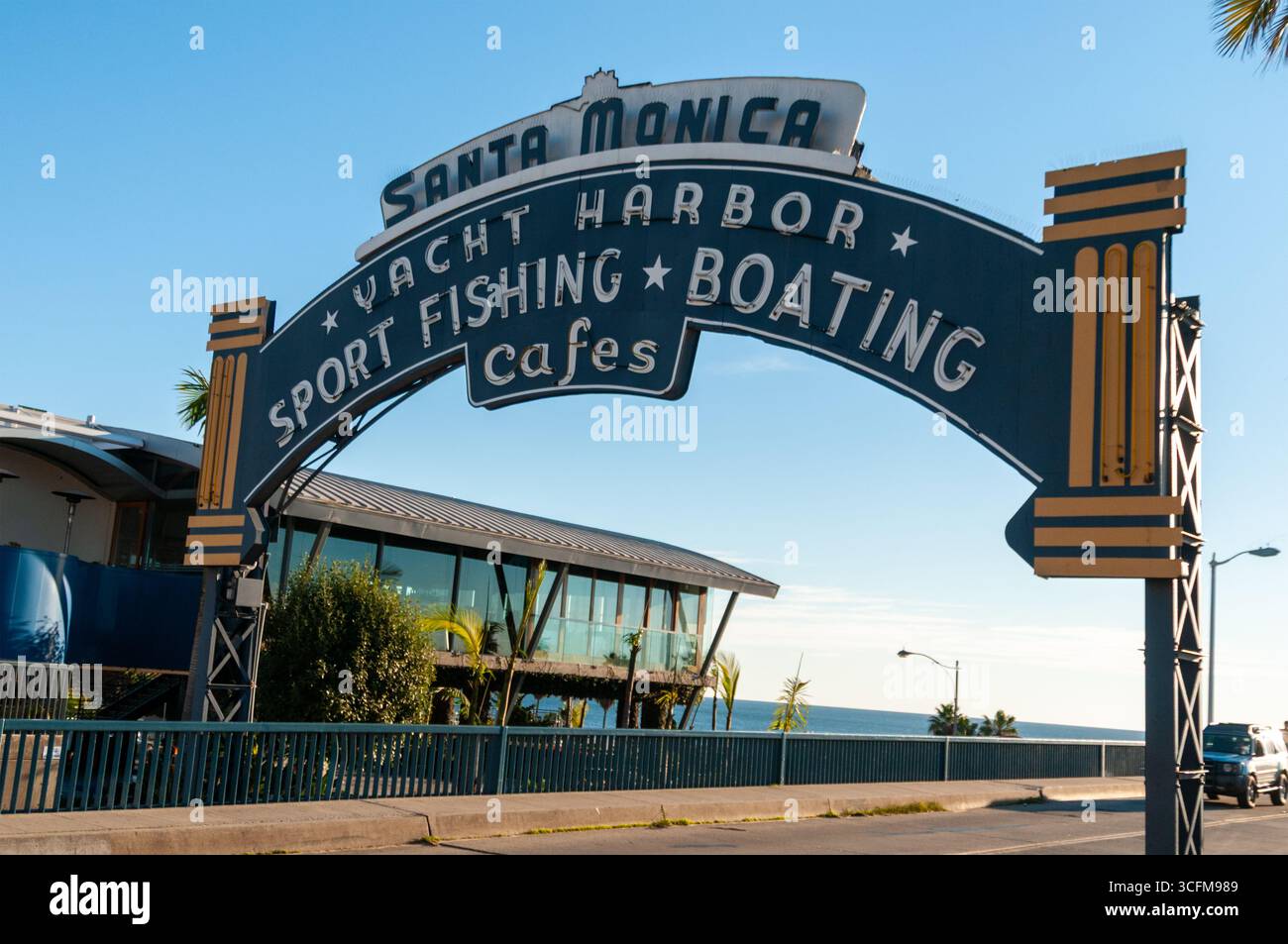 SANTA MONICA, CALIFORNIA, Stati Uniti: Creato nel 1909 ma non installato da 30 anni, il cartello del molo di Santa Monica è un punto di riferimento iconico. Foto Stock