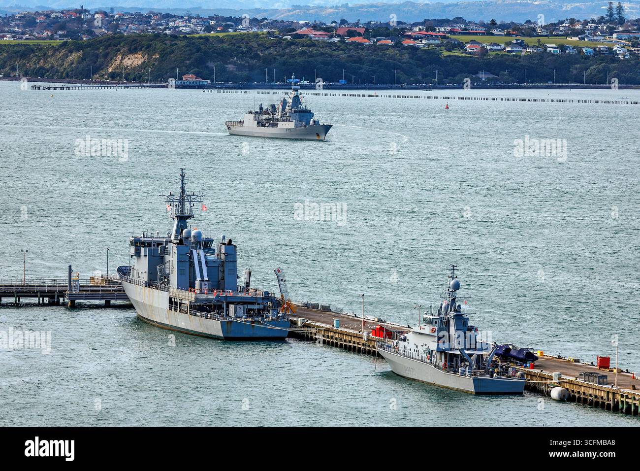 Auckland, nuova Zelanda, 24 agosto 2025. HMNZS te Kaha torna alla base navale di Devonport dopo quasi sette mesi di schieramento a Ceremonial Gun salute. Crediti: David Rowland/Alamy Live News Foto Stock