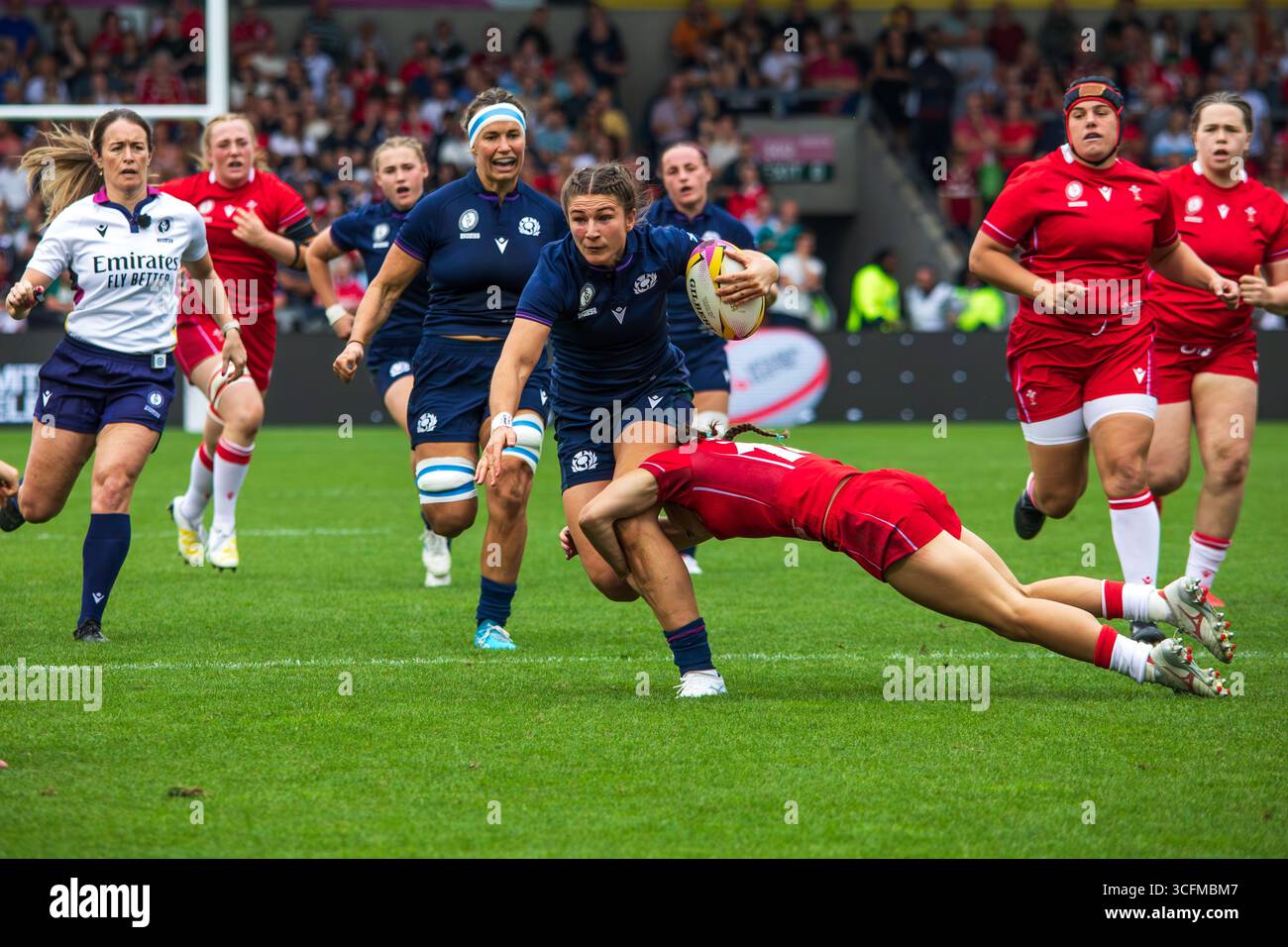 Manchester, Regno Unito, 23 agosto 2025 Scozia fuori metà Helen Nelson fa una rottura nella difesa gallese, ma viene affrontata dall'ala gallese Jasmine Joyce-Butchers nella loro partita nella Coppa del mondo di rugby femminile, Manchester, Regno Unito. Alex Williams / Alamy Live News Foto Stock