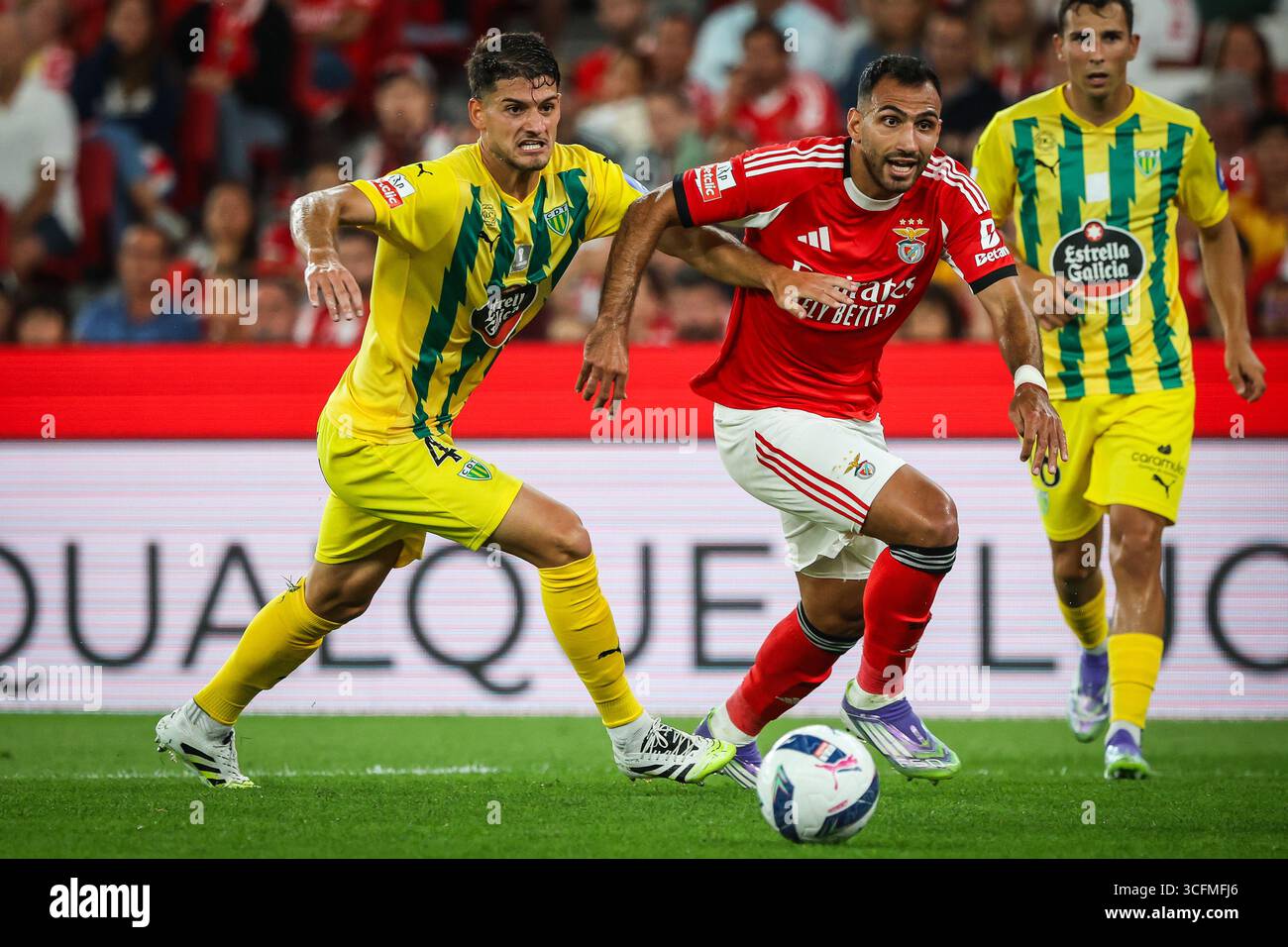 Lisbona, Portogallo. 23 agosto 2025. Christian MARQUES del CD Tondela e Vangelis PAVLIDIS del Benfica durante il campionato portoghese, Liga Portugal Betclic partita di calcio tra SL Benfica e CD Tondela il 23 agosto 2025 all'Estadio da Luz di Lisbona, Portogallo - foto Matthieu Mirville (David Martins)/DPPI Credit: DPPI Media/Alamy Live News Foto Stock