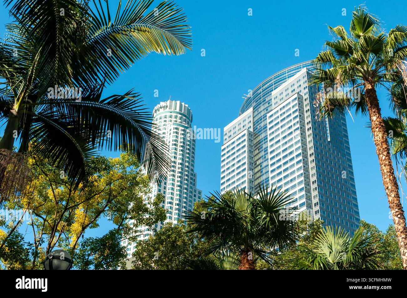 LOS ANGELES, CALIFORNIA, USA: Due dei grattacieli più riconoscibili nello skyline di Los Angeles sono (L-R) l'US Bank Building e la gas Company. Foto Stock