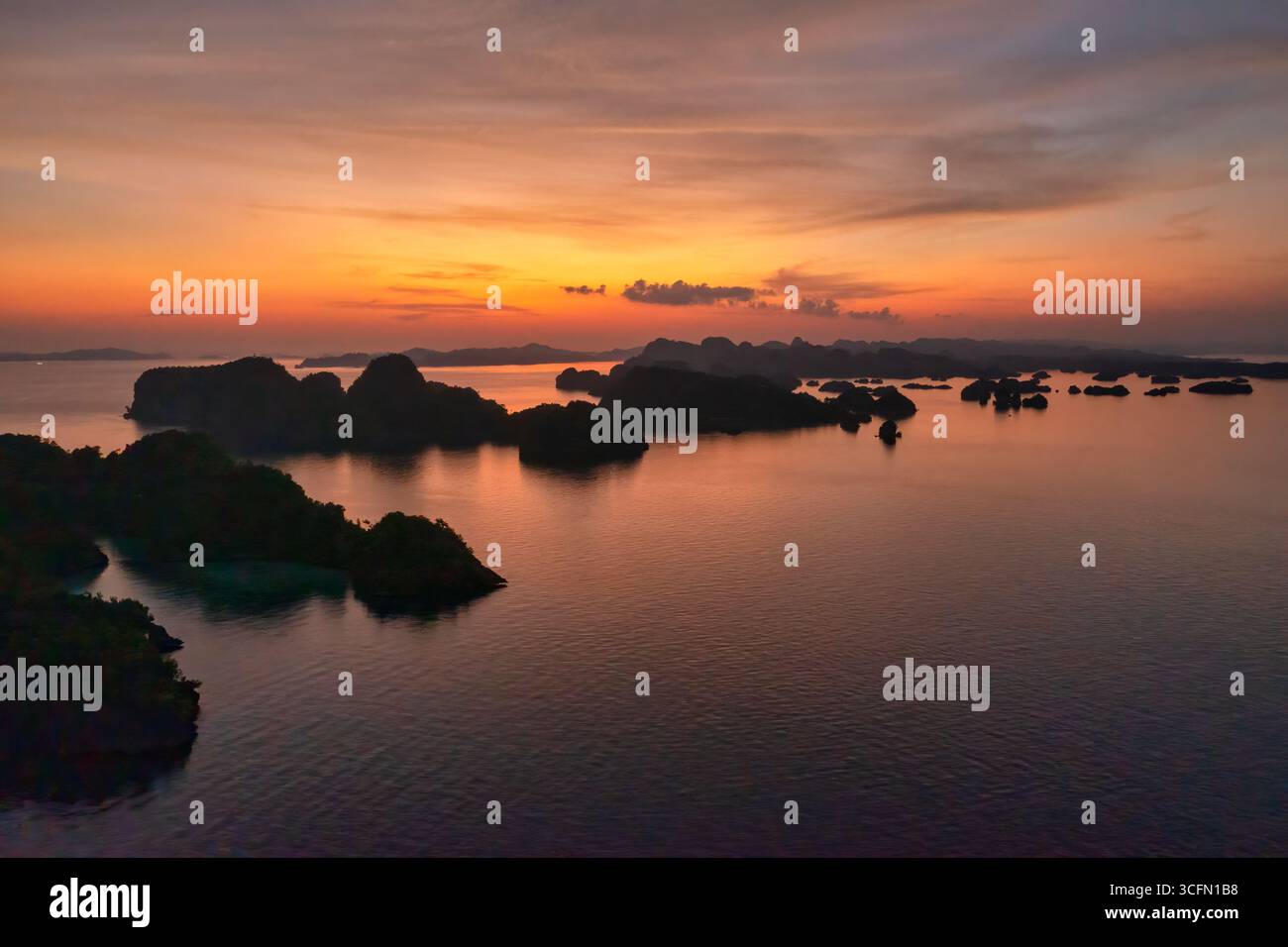 Misool è una delle quattro isole principali delle isole Raja Ampat nel sud-ovest di Papua. Più tardi, quest'isola divenne famosa per la sua bellezza naturale. La zona Foto Stock