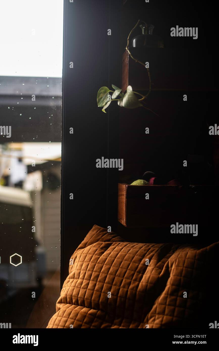 interni di casa scuri e morbidi Foto Stock