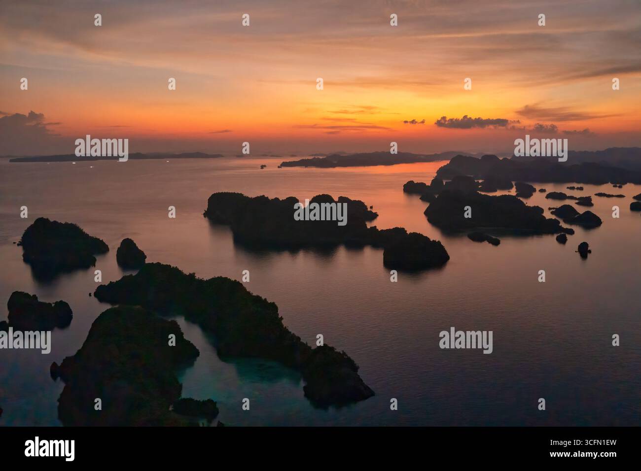 Misool è una delle quattro isole principali delle isole Raja Ampat nel sud-ovest di Papua. Più tardi, quest'isola divenne famosa per la sua bellezza naturale. La zona Foto Stock