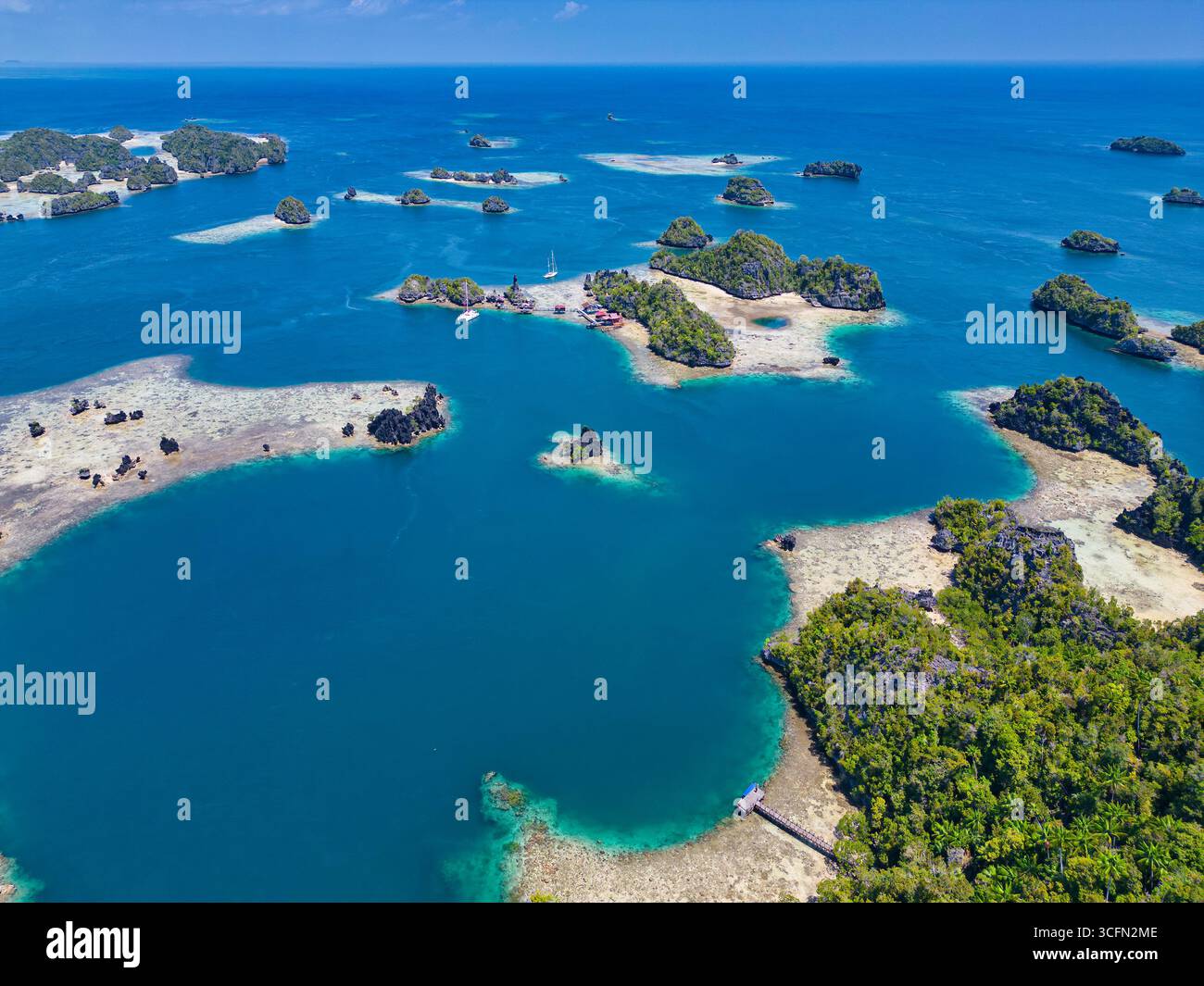 Misool è una delle quattro isole principali delle isole Raja Ampat nel sud-ovest di Papua. Più tardi, quest'isola divenne famosa per la sua bellezza naturale. La zona Foto Stock