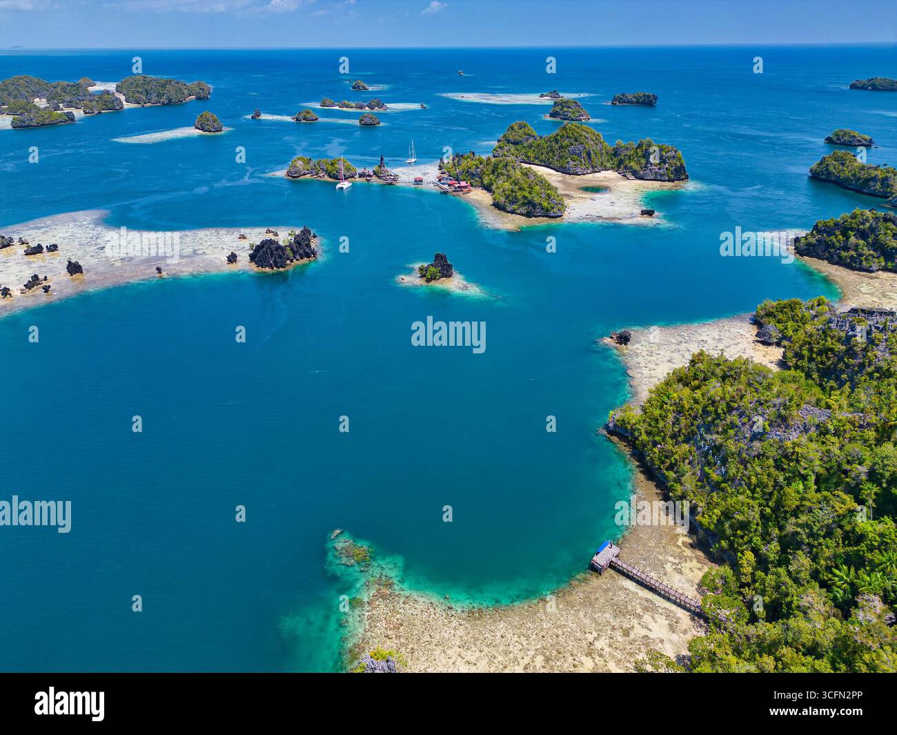 Misool è una delle quattro isole principali delle isole Raja Ampat nel sud-ovest di Papua. Più tardi, quest'isola divenne famosa per la sua bellezza naturale. La zona Foto Stock