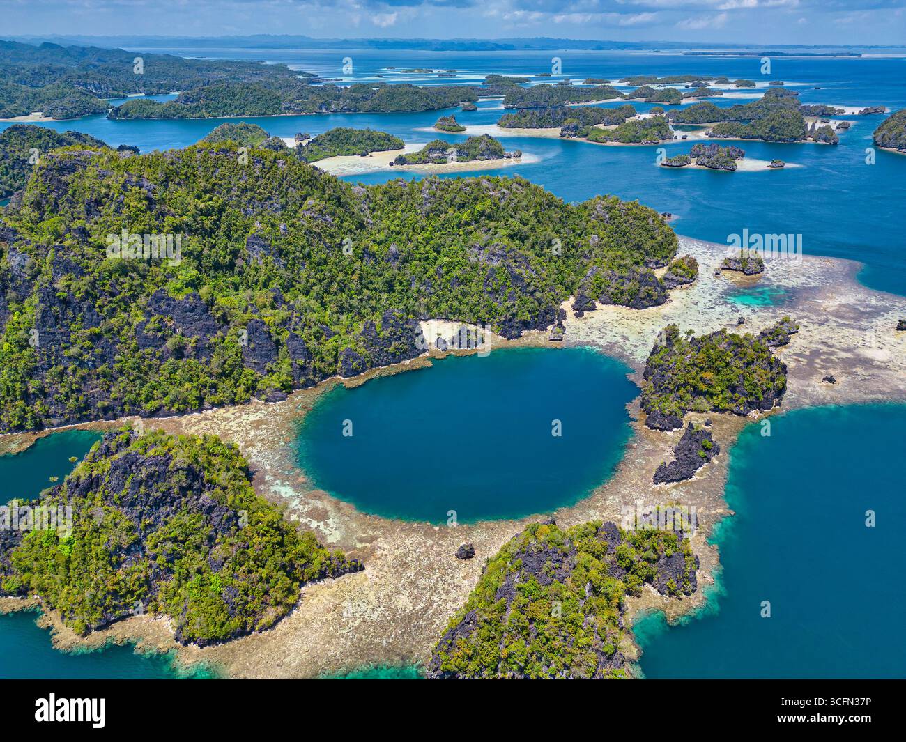 Misool è una delle quattro isole principali delle isole Raja Ampat nel sud-ovest di Papua. Più tardi, quest'isola divenne famosa per la sua bellezza naturale. La zona Foto Stock