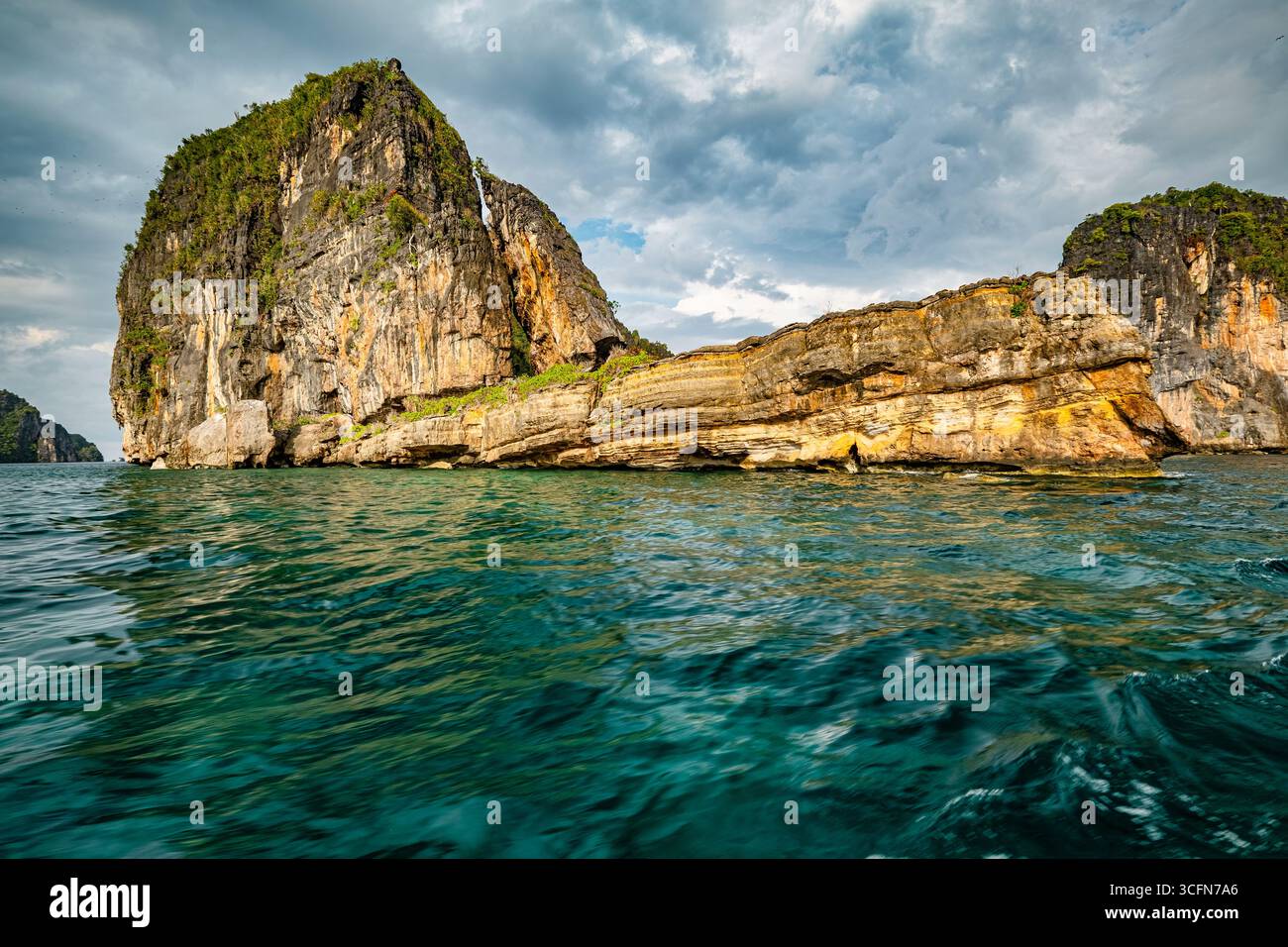 Misool è una delle quattro isole principali delle isole Raja Ampat nel sud-ovest di Papua. Più tardi, quest'isola divenne famosa per la sua bellezza naturale. La zona Foto Stock