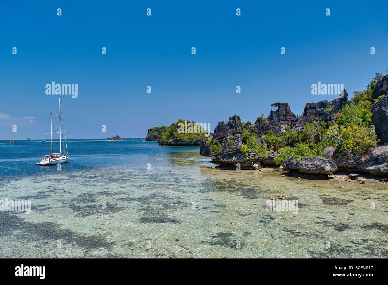 Il geosito di Dafalen e il suo picco è un luogo meraviglioso a Besir, Raja Ampat, Papua Occidentale che offre vedute mozzafiato dell'area circostante. Godetevi la pace Foto Stock