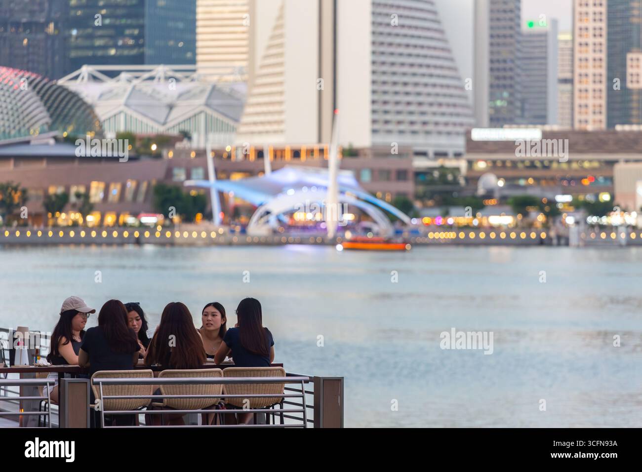 Sei ragazze asiatiche cinesi in gita di sera sul fiume Singapore. Quartiere di Marina Bay. Evento Lifestyle. Foto Stock