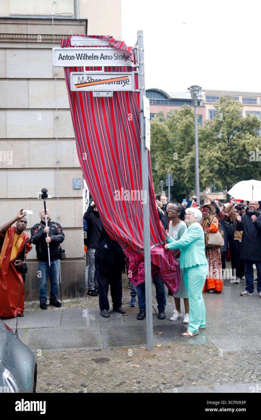Stefanie Remlinger bei der Feier zur Umbenennung der Berliner Mohrenstraße ad Anton-Wilhelm-amo-Straße. Berlino, 23.08.2025 *** Stefanie Remlinger alla cerimonia per rinominare Berlins Mohrenstraße in Anton Wilhelm amo Straße Berlin, 23 08 2025 foto:xAgenturxWehnertx/xGränzdörferx/xFuturexImagex mohrenstrasse_5811 Foto Stock