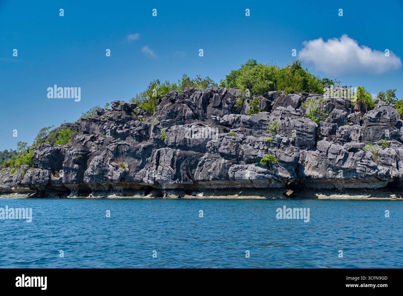 Il geosito di Dafalen e il suo picco è un luogo meraviglioso a Besir, Raja Ampat, Papua Occidentale che offre vedute mozzafiato dell'area circostante. Godetevi la pace Foto Stock