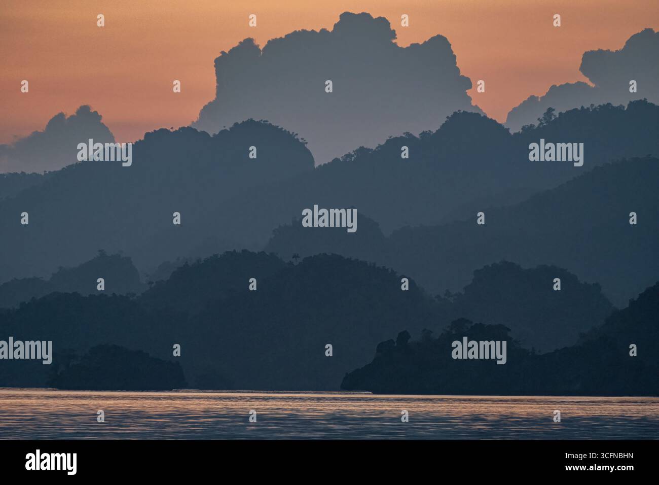 Misool è una delle quattro isole principali delle isole Raja Ampat nel sud-ovest di Papua. Più tardi, quest'isola divenne famosa per la sua bellezza naturale. La zona Foto Stock