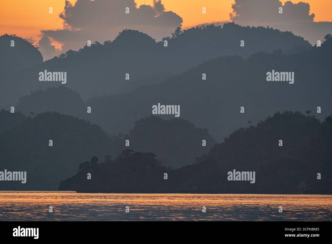 Misool è una delle quattro isole principali delle isole Raja Ampat nel sud-ovest di Papua. Più tardi, quest'isola divenne famosa per la sua bellezza naturale. La zona Foto Stock