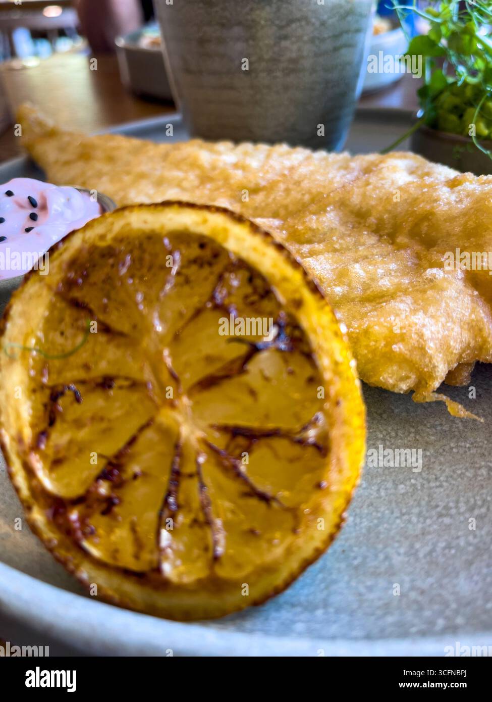 Il Royal Geaorge fish and chips - Immagine stock catturata con smartphone