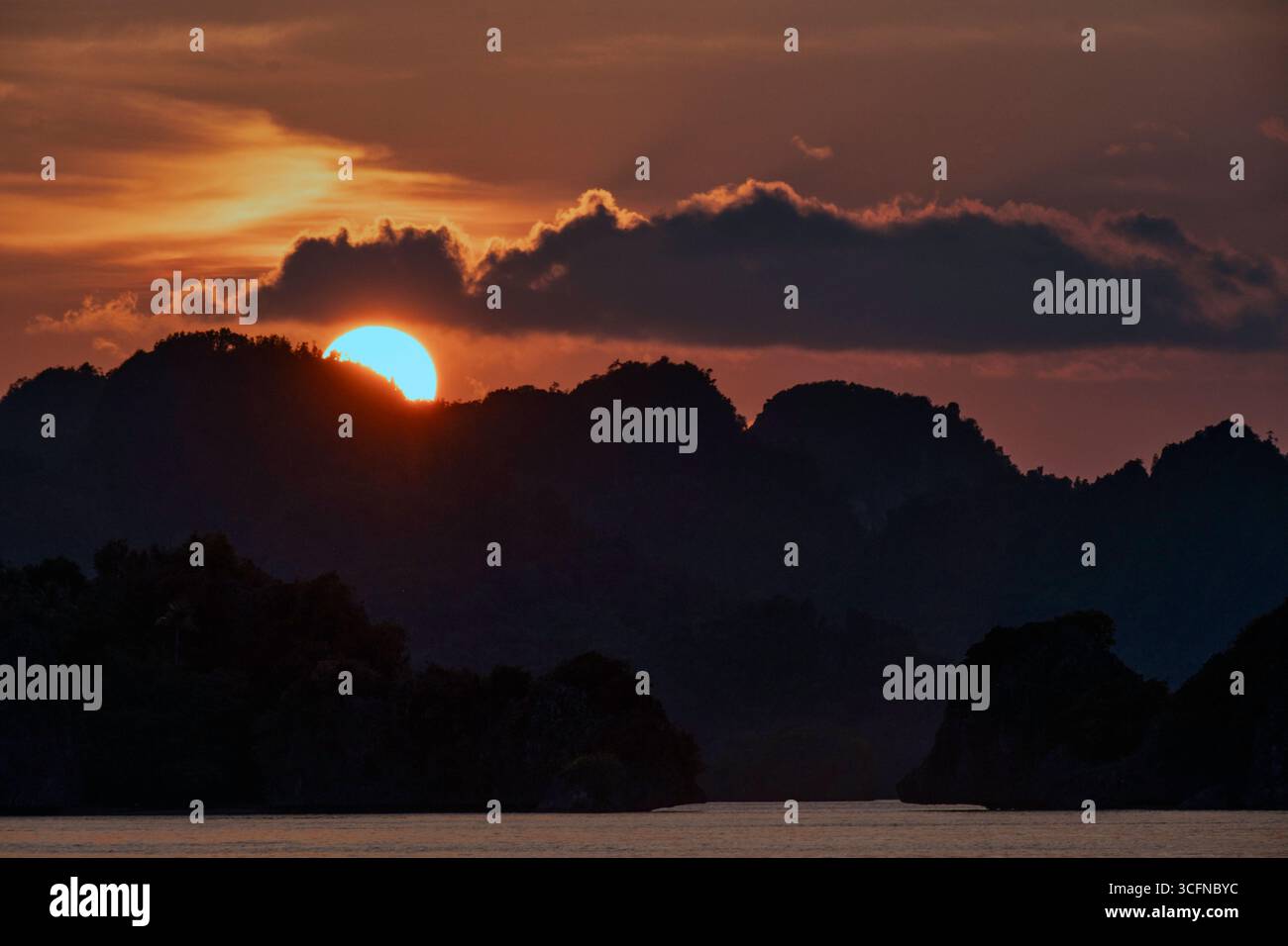 Misool è una delle quattro isole principali delle isole Raja Ampat nel sud-ovest di Papua. Più tardi, quest'isola divenne famosa per la sua bellezza naturale. La zona Foto Stock