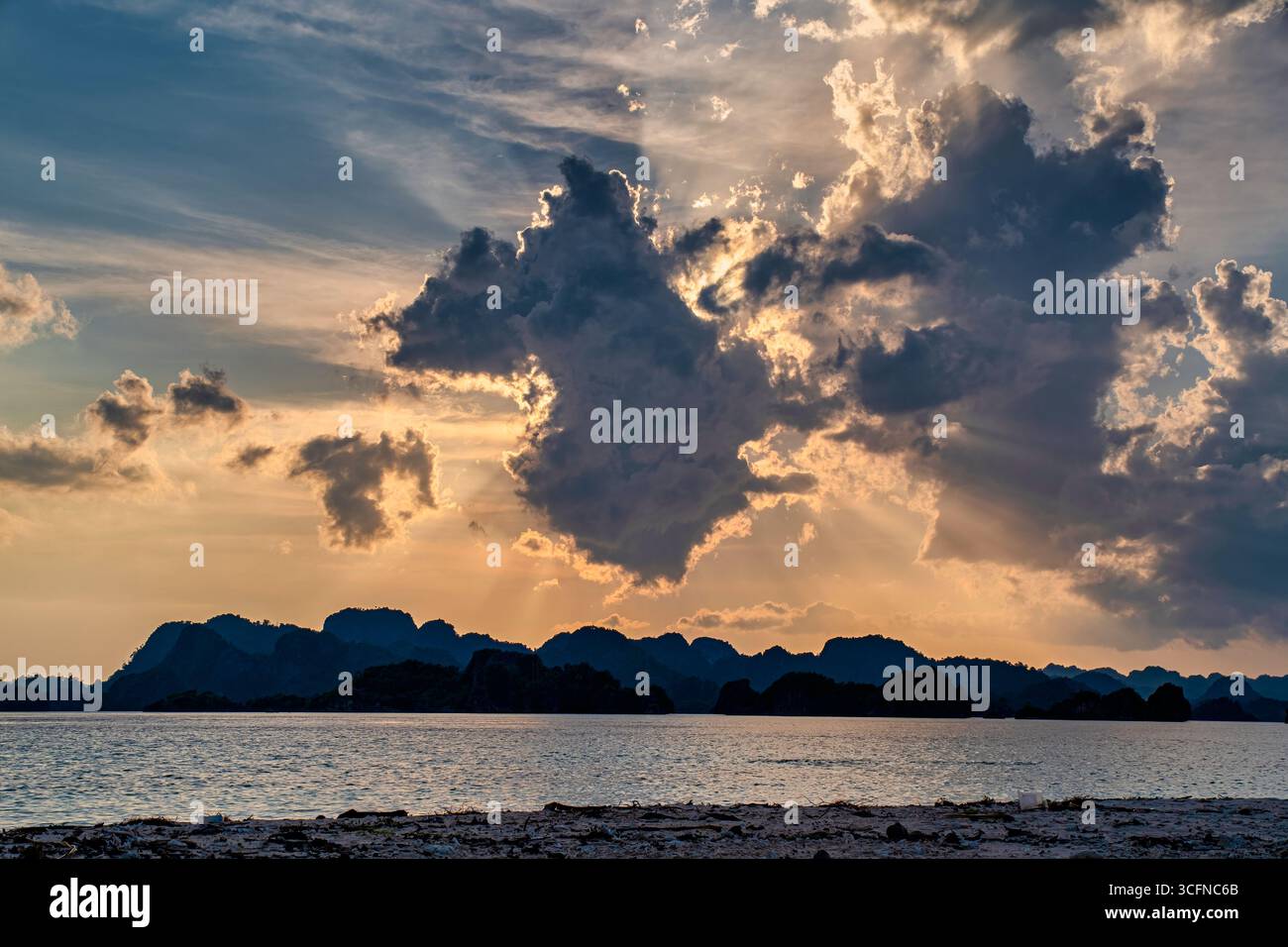 Misool è una delle quattro isole principali delle isole Raja Ampat nel sud-ovest di Papua. Più tardi, quest'isola divenne famosa per la sua bellezza naturale. La zona Foto Stock