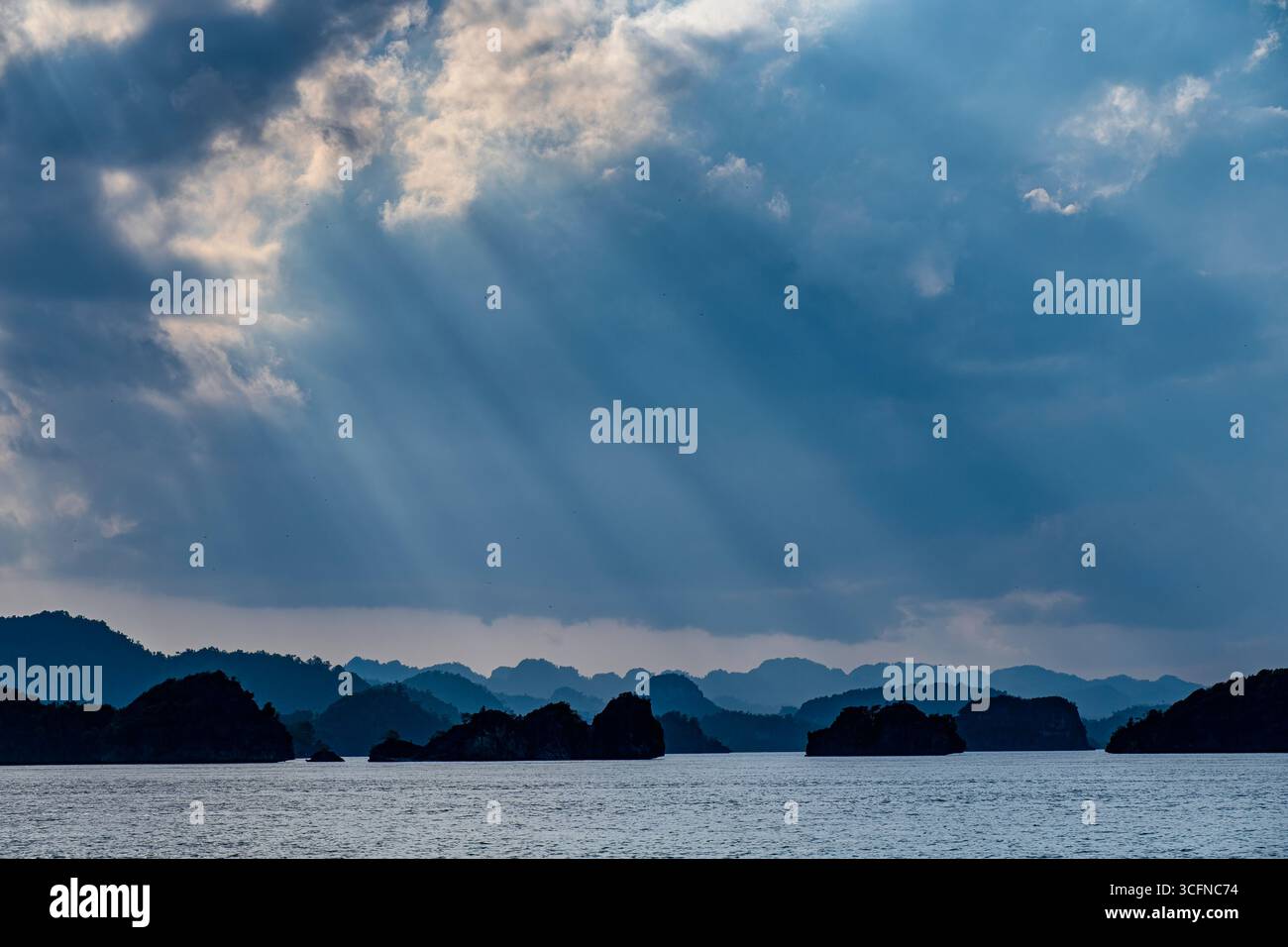 Misool è una delle quattro isole principali delle isole Raja Ampat nel sud-ovest di Papua. Più tardi, quest'isola divenne famosa per la sua bellezza naturale. La zona Foto Stock