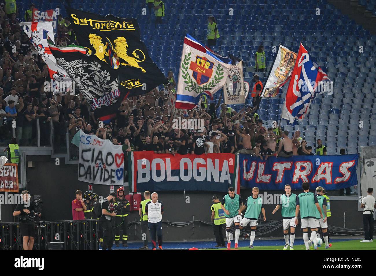 Roma, Lazio. 23 agosto 2025. Tifosi bolognesi durante la partita di serie A tra AS Roma e Bologna FC allo stadio olimpico di Roma, 23 agosto 2025. Crediti: massimo insabato/Alamy Live News Foto Stock
