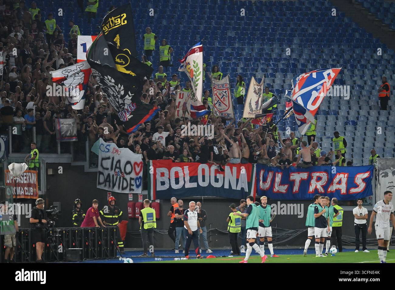 Roma, Lazio. 23 agosto 2025. Tifosi bolognesi durante la partita di serie A tra AS Roma e Bologna FC allo stadio olimpico di Roma, 23 agosto 2025. Crediti: massimo insabato/Alamy Live News Foto Stock