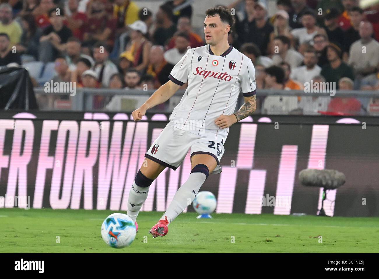 Roma, Lazio. 23 agosto 2025. Nadir Zortea di Bologna durante la partita di serie A tra AS Roma e Bologna FC allo stadio olimpico di Roma, 23 agosto 2025. Crediti: massimo insabato/Alamy Live News Foto Stock