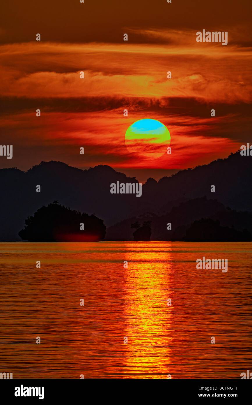 Misool è una delle quattro isole principali delle isole Raja Ampat nel sud-ovest di Papua. Più tardi, quest'isola divenne famosa per la sua bellezza naturale. La zona Foto Stock