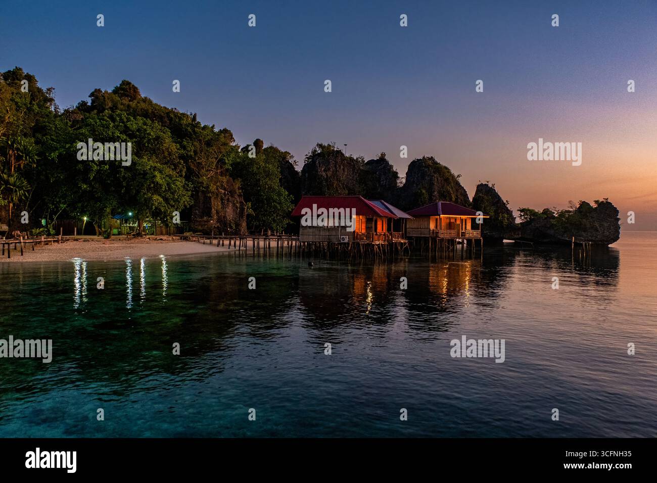 Misool è una delle quattro isole principali delle isole Raja Ampat nel sud-ovest di Papua. Più tardi, quest'isola divenne famosa per la sua bellezza naturale. La zona Foto Stock