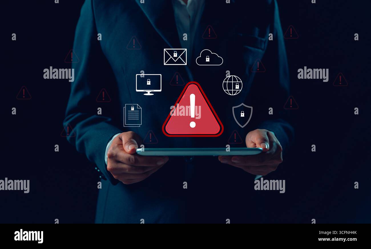 Una donna d'affari riceve un avviso di sicurezza informatica su smartphone e computer, vulnerabilità dei dati, informazioni compromesse illegali, concetto di digitalizzazione Foto Stock