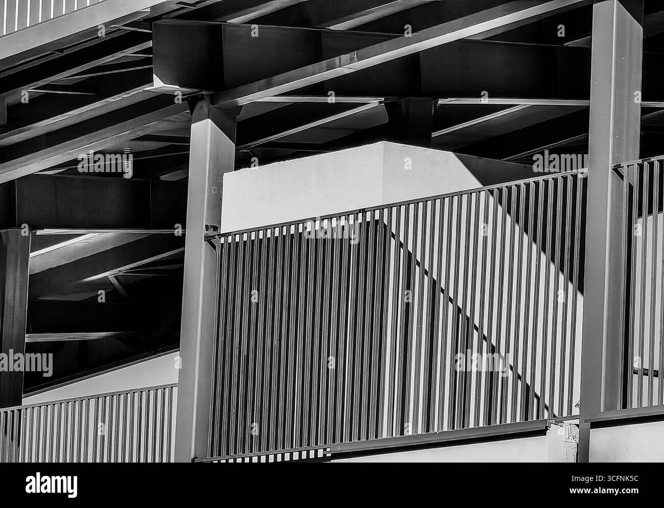 Lo stadio di calcio è in costruzione dopo il tramonto. Tonalità monocromatiche. Foto Stock
