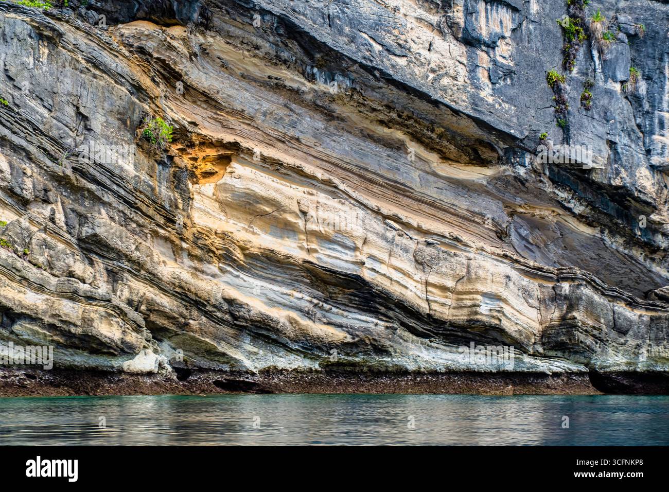 Misool è una delle quattro isole principali delle isole Raja Ampat nel sud-ovest di Papua. Più tardi, quest'isola divenne famosa per la sua bellezza naturale. La zona Foto Stock