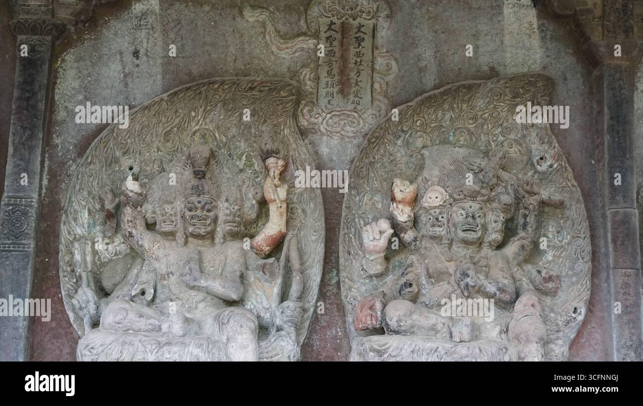 Grotte di Shizhongshan e Tempio Baoxiang a Shibaoshan, Jianchuan, Yunnan Foto Stock