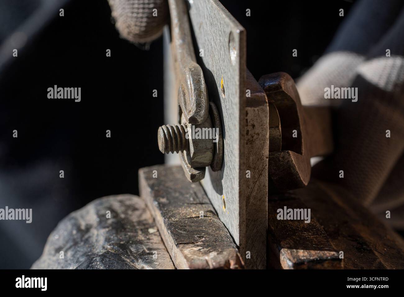 Allentare il dado utilizzando una chiave e una morsa. Utilizzando la vecchia chiave e la fascetta per rimuovere il dado dal bullone, chiudere Foto Stock