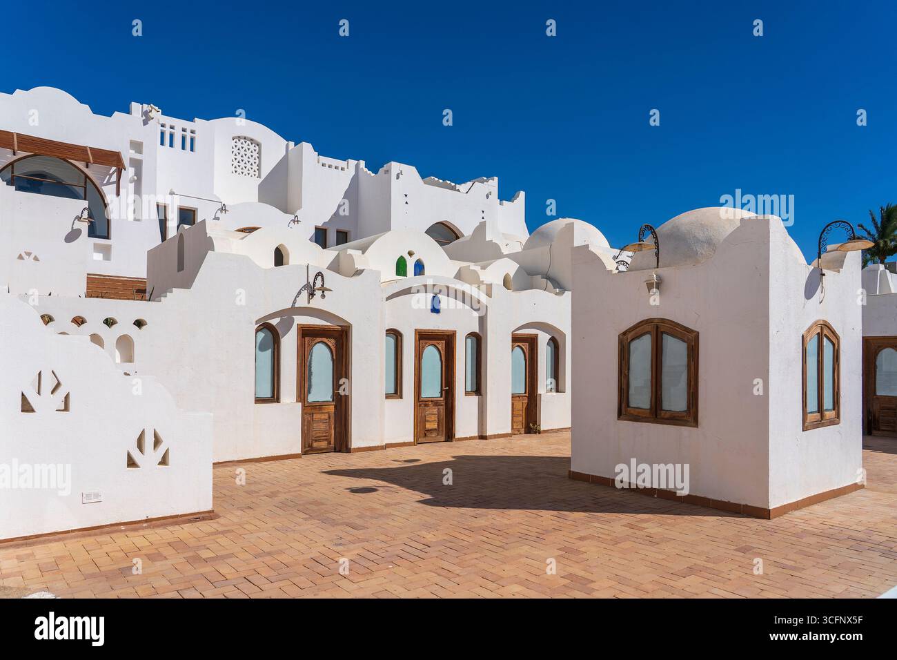 Edifici dalle pareti bianche sulla strada nelle giornate di sole nella cittadina di Sharm El Sheikh, Egitto, architettura Foto Stock