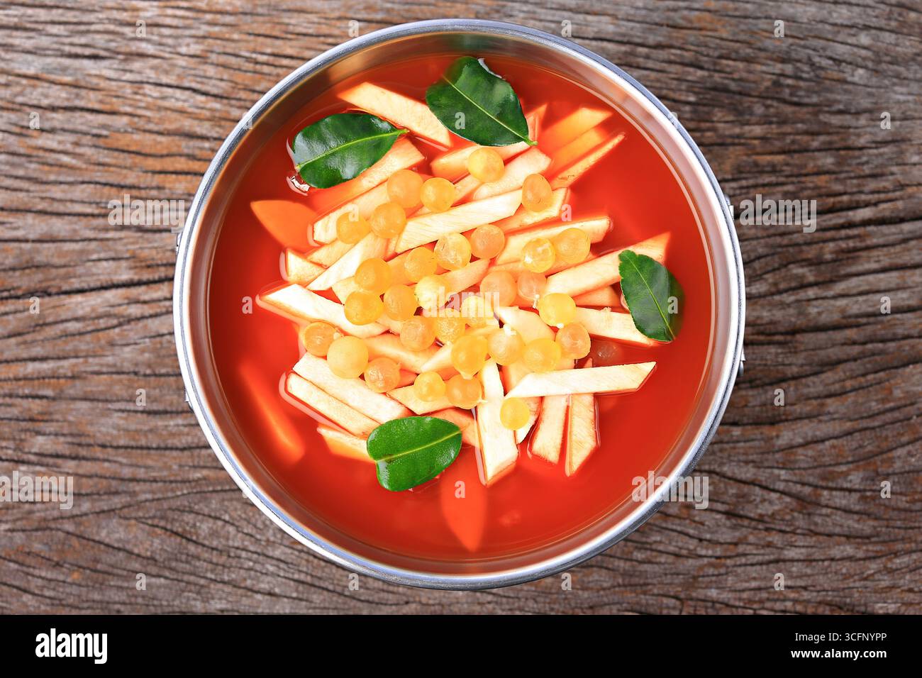 Zuppa piccante e acida in stile thailandese con germogli di cocco giovani e radice di pesce gatto gigante in Hot Pot Foto Stock